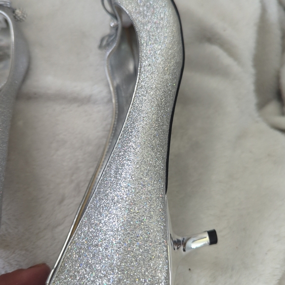 Woman's Nina Evita pump silver wedding point toes size 7.5 Small ding - Picture 5 of 7